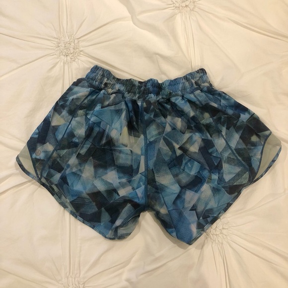 Lululemon shorts size 4 - Picture 2 of 5